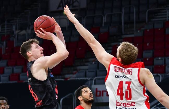 BAMBERG 04 05 2021 Basketball easycredit 1 Basketball Bundesliga 33 matchday Brose Bamberg vs Giessen 46ers Alen Pjanic 8, Giessen 46ers throws against Christian Sengfelder 43, Brose Bamberg photo Hans Martin Issler isslerimages Brose Bamberg vs Giessen 46ers