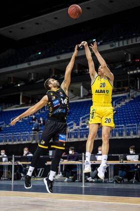 Basketball Berlin 04 05 2021 1 Bundesliga easyCredit BBL BBL Season 2020 2021 Alba Berlin MHP RIESEN Ludwigsburg Simone Fontecchio Alba Berlin, No 20 Andrew Warren Ludwigsburg, No 24