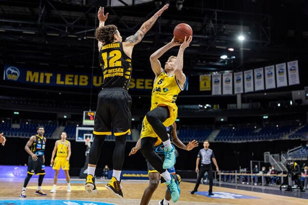 Basketball Berlin 04 05 2021 1 Bundesliga easyCredit BBL BBL Season 2020 2021 Alba Berlin MHP RIESEN Ludwigsburg Niels Giffey Alba Berlin, No 05 Jonah Radebaugh Ludwigsburg, No 12