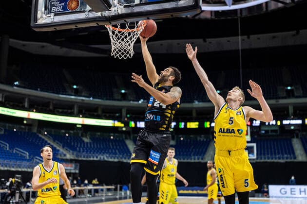 Basketball Berlin 04 05 2021 1 Bundesliga easyCredit BBL BBL Season 2020 2021 Alba Berlin MHP RIESEN Ludwigsburg Andrew Warren Ludwigsburg, No 24 Niels Giffey Alba Berlin, No 05