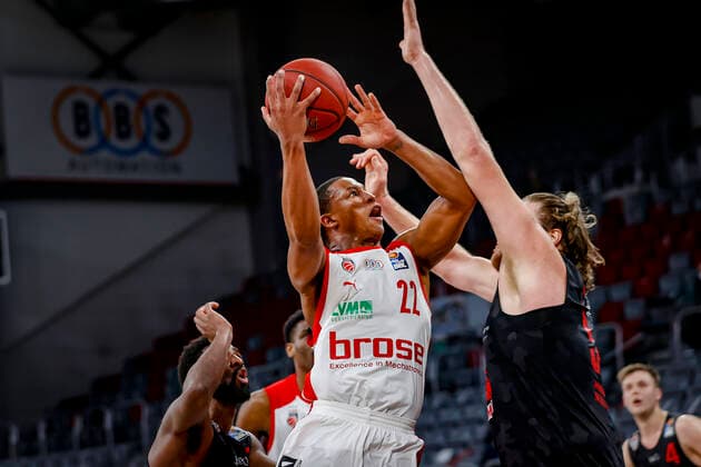 left Devon Hall Brose Bamberg, 22 right 54 John Bryant JobStairs Giessen 46ers Brose Bamberg JobStairs Giessen 46ers Giessen easyCredit BBL Basketball Bundesliga Basketball Season 2020 21 33 Matchday, 04 05 2021 Bamberg, Brose Arena Copyright: DanielxLöb