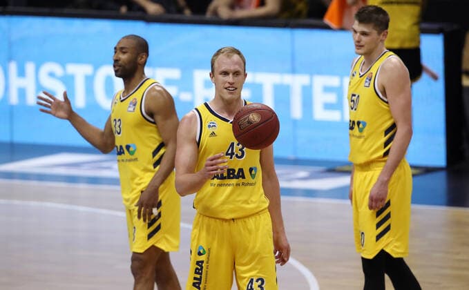 Jayson Granger, Luke Sikma, Ben Lammers jubilant joy emotion jubilation after end of game 79 78 victory sports basketball BBL Bundesliga men season 2020 2021 04 05 2021 ALBA Berlin vs MHP Riesen Ludwigsburg