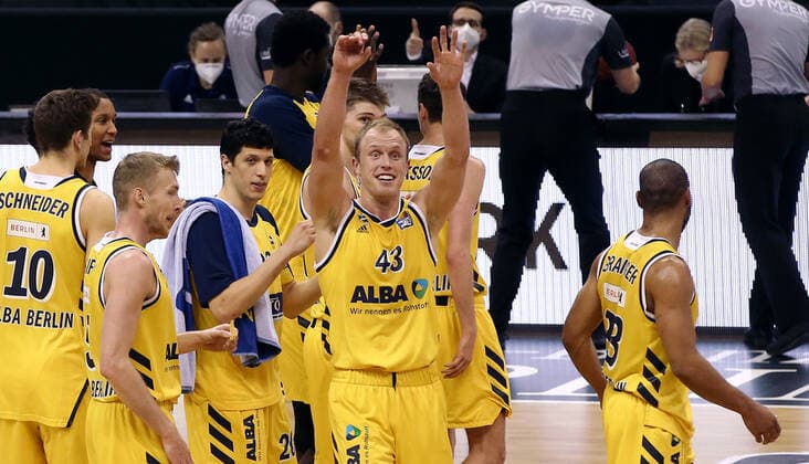 Luke Sikma, Alba team jubilant joy emotion jubilation after end of game 79 78 victory sports basketball BBL Bundesliga men season 2020 2021 04 05 2021 ALBA Berlin vs MHP Riesen Ludwigsburg