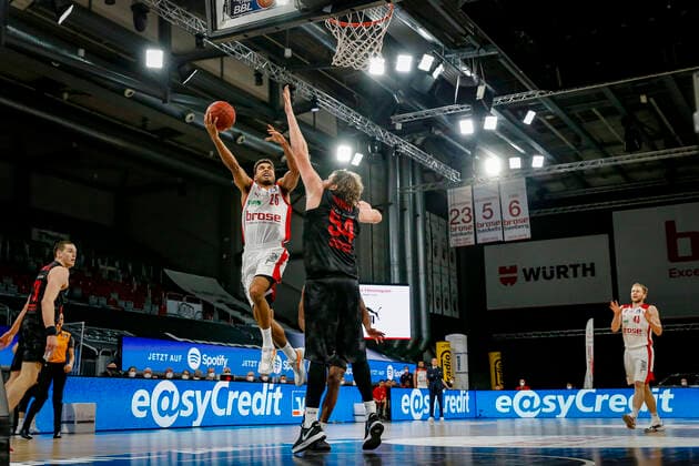 left Kenneth Ogbe Brose Bamberg, 25 right 54 John Bryant JobStairs Giessen 46ers Brose Bamberg JobStairs Giessen 46ers Giessen easyCredit BBL Basketball Bundesliga Basketball Season 2020 21 33 Matchday, 04 05 2021 Bamberg, Brose Arena Copyright: DanielxLöb