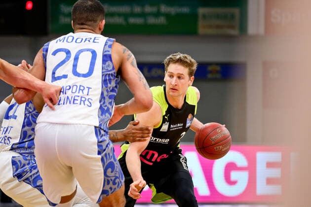 20 Rasheed Moore 23 David Walker medi medi bayreut vs Fraport Skyliners, Basketball, Bundesliga, easycredit BBL, 33 Spieltag, Spielzeit 2020 2021, 04 05 2021, medi bayreut vs Fraport Skyliners, Basketball, Bundesliga, easycredit BBL, 33 Spieltag, Spielzeit 2020 2021, 04 05 2021 Bayreuth Copyright: xEibner-Pressefoto ThorstenxOchsx EP_TOS