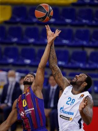 Barça s center Brandon Davies (L) vies for the ball against Zenit s center Tarik Black during the Euroleague basketball playoff match between FC Barcelona, Barca and Zenit St. Petersburg at Palau Blaugrana pavilion in Barcelona, Catalonia, Spain, 04 April 2021. FC Barcelona - Zenit St. Petersburg !ACHTUNG: NUR REDAKTIONELLE NUTZUNG!  Copyright: xEnricxFontcubertax GRAF9378 20210504-637557611928894382