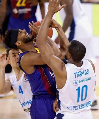 Barça s center Brandon Davies (C) in action against Zenit s guard Kevin Pangos (L) and forward Will Thomas (R) during the Euroleague basketball playoff match between FC Barcelona, Barca and Zenit St. Petersburg at Palau Blaugrana pavilion in Barcelona, Catalonia, Spain, 04 April 2021. FC Barcelona - Zenit St. Petersburg !ACHTUNG: NUR REDAKTIONELLE NUTZUNG!  Copyright: xEnricxFontcubertax GRAF9374 20210504-637557613167023188