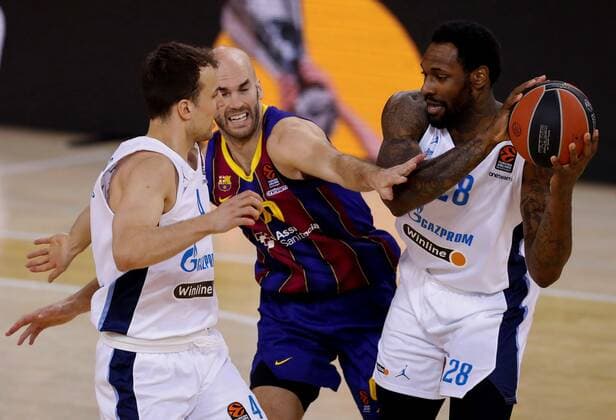 Barça s guard Nick Calathes (C) in action against Zenit s guard Kevin Pangos (L) and center Tarik Black (R) during the Euroleague basketball playoff match between FC Barcelona, Barca and Zenit St. Petersburg at Palau Blaugrana pavilion in Barcelona, Catalonia, Spain, 04 April 2021. FC Barcelona - Zenit St. Petersburg !ACHTUNG: NUR REDAKTIONELLE NUTZUNG!  Copyright: xEnricxFontcubertax GRAF9376 20210504-637557613798313244