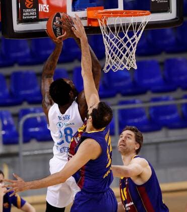 Barça s forward Nikola Mirotic (C) and center Pau Gasol (R) in action against Zenit s center Tarik Black (L) during the Euroleague basketball playoff match between FC Barcelona, Barca and Zenit St. Petersburg at Palau Blaugrana pavilion in Barcelona, Catalonia, Spain, 04 April 2021. FC Barcelona - Zenit St. Petersburg !ACHTUNG: NUR REDAKTIONELLE NUTZUNG!  Copyright: xEnricxFontcubertax GRAF9377 20210504-637557614428732375