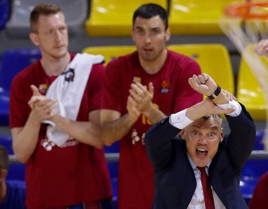 Sport Bilder des Tages Barça s head coach Sarunas Jasikevicius reacts during the Euroleague basketball playoff match between FC Barcelona, Barca and Zenit St. Petersburg at Palau Blaugrana pavilion in Barcelona, Catalonia, Spain, 04 April 2021. FC Barcelona - Zenit St. Petersburg !ACHTUNG: NUR REDAKTIONELLE NUTZUNG!  Copyright: xEnricxFontcubertax GRAF9379 20210504-637557615037441069