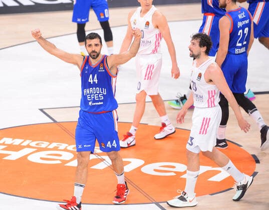 Krunoslav Simon (L) of Anadolu Efes during the Turkish Airlines Euroleague quarter final 5th match between Anadolu Efes and Real Madrid at Sinan Erdem Dome in Istanbul , Turkey on May 04 , 2021. 