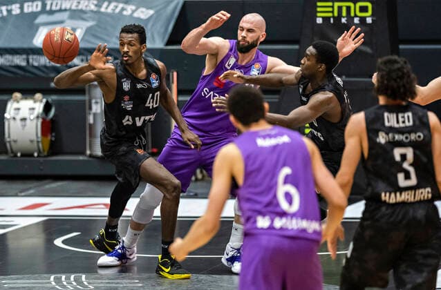 Zac Cuthbertson Towers , Dennis Kramer BGG , Osaro Jürgen Rich Towers 04 05 21, Hamburg Towers vs BG Göttingen, Hamburg Wilhelmsburg, edel optics Arena, easyCredit BBL, Basketball Bundesliga, season 2020 2021, 33 matchday Â