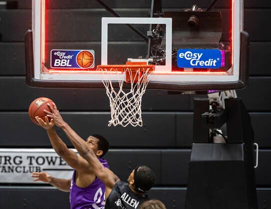 Time is up, game is over Terry Allen Towers stops Aubrey Dawkins BGG from scoring 04 05 21, Hamburg Towers vs BG Göttingen, Hamburg Wilhelmsburg, edel optics Arena, easyCredit BBL, Basketball Bundesliga, 2020 2021 season, 33 match day Â