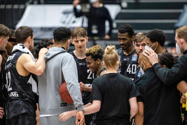 Winners circle Towers, in the middle rejoices TJ Shorts Towers 04 05 21, Hamburg Towers vs BG Göttingen, Hamburg Wilhelmsburg, edel optics Arena, easyCredit BBL, Basketball Bundesliga, season 2020 2021, 33 matchday Â