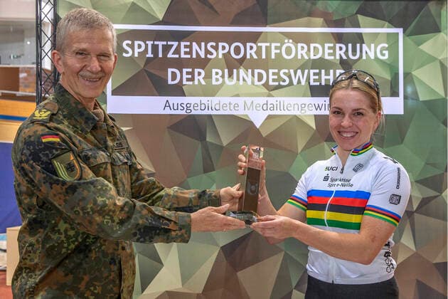 Bilder des Jahres 2021, Sport 05 Mai Sport Themen der Woche KW18 Sport Bilder des Tages Frankfurt (Oder), 05.05.2021 - Olympiastuetzpunkt Frankfurt (Oder) Ehrung der dreifachen Sprintweltmeisterin 2020, Emma Hinze 3.v.l. mit dem Titel Sportlerin des Jahres 2020 der Bundeswehr duch Generalleutnant Martin Schelleis (links) Christina Vogel und Andreas Hahn, Ltr. des Dezernat in Bonn. Christina Vogel war durch Zufall in der Radsporthalle und beobachtete die Radsportler der Bundespolizei bei ihrem Trsang. *** Frankfurt Oder , 05 05 2021 Olympiastuetzpunkt Frankfurt Oder Honouring of the triple sprint world champion 2020, Emma Hinze 3 v l with the title sportswoman of the year 2020 of the German Federal Armed Forces by Lieutenant General Martin Schelleis left Christina Vogel and Andreas Hahn, Ltr of the Department of Sport in Bonn Christina Vogel was by chance in the cycling hall and watched the cyclists of the Federal Police at their Trsang