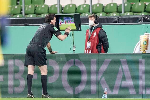 Referee Manuel GRAEFE Gräfe, GER reviews a disputed penalty situation, scene, on monitor, video screen VAR video assistant referee, video evidence video assistant football DFB Pokal semi-final, SV Werder Bremen HB RB Leipzig L 1 2 after extension, on 30 04 2021 in Bremen Germany