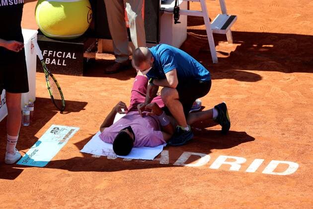 Carlos Alcaraz of Spain is helped by his physiotherapist during his match against countryman Rafa Nadal of the Mutua Madrid Open round of 32 match against held in Madrid, Spain, 05 May 2021. Mutua Madrid Open tennis tournament !ACHTUNG: NUR REDAKTIONELLE NUTZUNG!  Copyright: xRodrigoxJimenezx GRAF115 20210505-637558287236492978