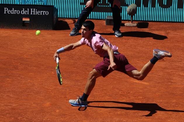 Carlos Alcaraz of Spain in action against countryman Rafa Nadal during their Mutua Madrid Open round of 32 match against held in Madrid, Spain, 05 May 2021. Mutua Madrid Open tennis tournament !ACHTUNG: NUR REDAKTIONELLE NUTZUNG!  Copyright: xRodrigoxJimenezx GRAF111 20210505-637558287873986095