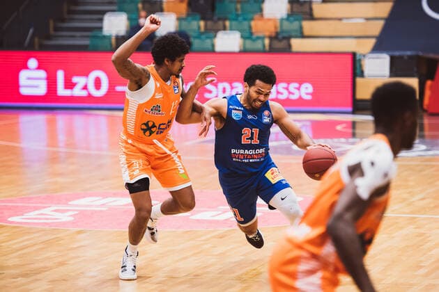 easyCredit BBL 33 Matchday RASTA Vechta vs SYNTAINICS MBC, 05 05 2021 Edgar Sosa RASTA Vechta, 12 , Quinton Hooker SYNTAINICS MBC, 21 easyCredit BBL 33 Matchday RASTA Vechta vs SYNTAINICS MBC on 05 05 2021 in Vechta RASTA Dome , Germany, Copyright: xBEAUTIFULxSPORTS Neddermannx