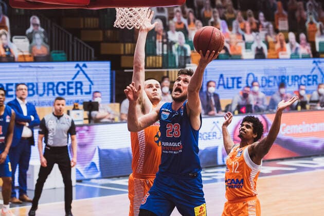 easyCredit BBL 33 Matchday RASTA Vechta vs SYNTAINICS MBC, 05 05 2021 Will Vorhees RASTA Vechta, 41 , Michal Michalak SYNTAINICS MBC, 23 , Edgar Sosa RASTA Vechta, 12 easyCredit BBL 33 Matchday RASTA Vechta vs SYNTAINICS MBC on 05 05 2021 in Vechta RASTA Dome , Germany, Copyright: xBEAUTIFULxSPORTS Neddermannx