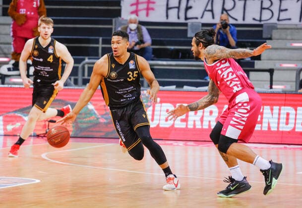 Gavin Jallow Basketball Loewen Braunschweig 35 passes his opponent Telekom Baskets Bonn vs Basketball Loewen Braunschweig, mens, basketball, Bundesliga, 33 Spieltag, 2020 2021, 04 05 2021 Telekom Baskets Bonn vs Basketball Loewen Braunschweig, mens, basketball, Bundesliga, 33 Spieltag, 2020 2021, 04 05 2021 Bonn Copyright: xJulianxMeusel Eibner-Pressefotox EP_JML