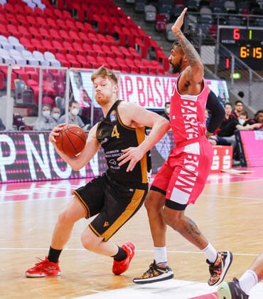 Luc van Slooten Basketball Loewen Braunschweig 04 in duel with Alex Hamilton Telekom Baskets Bonn, 00 Telekom Baskets Bonn vs Basketball Loewen Braunschweig, Men, Basketball, Bundesliga, 33 Matchday, 2020 2021, 04 05 2021 Telekom Baskets Bonn vs Basketball Loewen Braunschweig, Men, Basketball, Bundesliga, 33 Matchday, 2020 2021, 04 05 2021 Bonn Copyright: xJulianxMeusel Eibner-Pressefotox EP_JML
