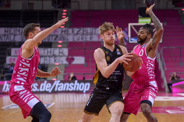 easyCredit BBL, Telekom Baskets Bonn vs Basketball Loewen Braunschweig, 05 05 2021 Luc van Slooten Basketball Loewen Braunschweig, 04 , Alex Hamilton Telekom Baskets Bonn, 0 , easyCredit BBL, Telekom Baskets Bonn vs Basketball Loewen Braunschweig on 05 05 2021 at Telekom Dome Bonn, Bonn Nordrhein Westfalen Copyright: xBEAUTIFULxSPORTS Mueller-Laschetx