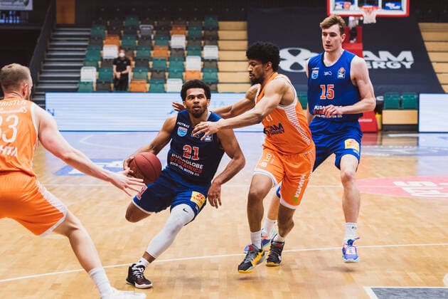 easyCredit BBL 33 Matchday RASTA Vechta vs SYNTAINICS MBC, 05 05 2021 Quinton Hooker SYNTAINICS MBC, 21 , Jordan Kahlil Barnett RASTA Vechta, 21 , Philipp Hartwich SYNTAINICS MBC, 15 easyCredit BBL 33 Matchday RASTA Vechta vs SYNTAINICS MBC on 05 05 2021 in Vechta RASTA Dome , Germany, Copyright: xBEAUTIFULxSPORTS Neddermannx