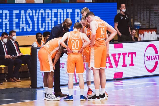 easyCredit BBL 33 Matchday RASTA Vechta vs SYNTAINICS MBC, 05 05 2021 Derrick Allen RASTA Vechta, Head Coach , Edgar Sosa RASTA Vechta, 12 , Jannes Hundt RASTA Vechta, 20 , Bjoern Thomas Rohwer RASTA Vechta, 22 , Robin Manuel Christen RASTA Vechta, 33 , Philipp Herkenhoff RASTA Vechta, 14 easyCredit BBL 33 Matchday RASTA Vechta vs SYNTAINICS MBC on 05 05 2021 in Vechta RASTA Dome , Germany, Copyright: xBEAUTIFULxSPORTS Neddermannx