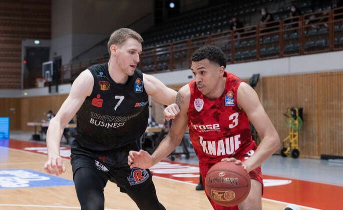 05 05 2021, Basketball, BBL 2020 2021, 33 Matchday, s Oliver Wuerzburg NINERS Chemnitz, GER, Wuerzburg, s Oliver Arena, Picture from left Jonas Richter NINERS Chemnitz and Tyson Ward s Oliver Wuerzburg Copyright: HMBxMedia xHeikoxBecker