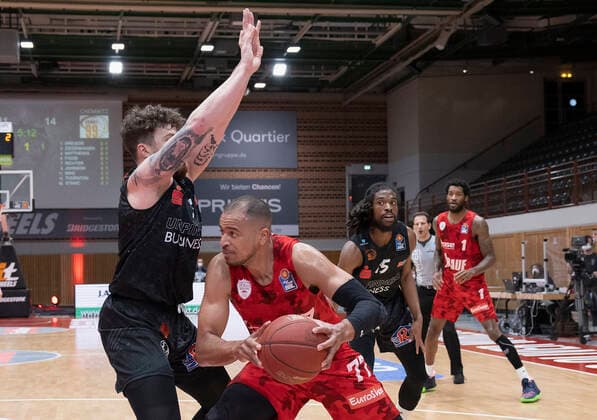 05 05 2021, Basketball, BBL 2020 2021, 33 Matchday, s Oliver Wuerzburg NINERS Chemnitz, GER, Wuerzburg, s Oliver Arena, Picture from left Dominique Johnson NINERS Chemnitz and Alex King s Oliver Wuerzburg Copyright: HMBxMedia xHeikoxBecker
