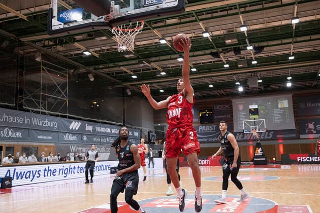 05 05 2021, Basketball, BBL 2020 2021, 33 Matchday, s Oliver Wuerzburg NINERS Chemnitz, GER, Wuerzburg, s Oliver Arena, picture from left Marcus Thornton NINERS Chemnitz and Tyson Ward s Oliver Wuerzburg Copyright: HMBxMedia xHeikoxBecker