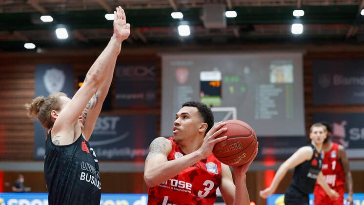 05 05 2021, Basketball, BBL 2020 2021, 33 Matchday, s Oliver Wuerzburg NINERS Chemnitz, GER, Wuerzburg, s Oliver Arena, Picture from left Malte Ziegenhagen NINERS Chemnitz and Tyson Ward s Oliver Wuerzburg Copyright: HMBxMedia xHeikoxBecker