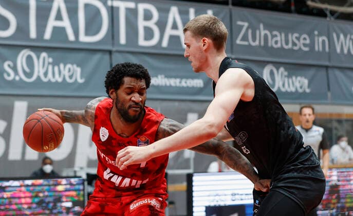 05 05 2021, Basketball, BBL 2020 2021, 33 Matchday, s Oliver Wuerzburg NINERS Chemnitz, GER, Wuerzburg, s Oliver Arena, picture from left Perry Jones III s Oliver Wuerzburg and Luis Figge NINERS Chemnitz Copyright: HMBxMedia xHeikoxBecker