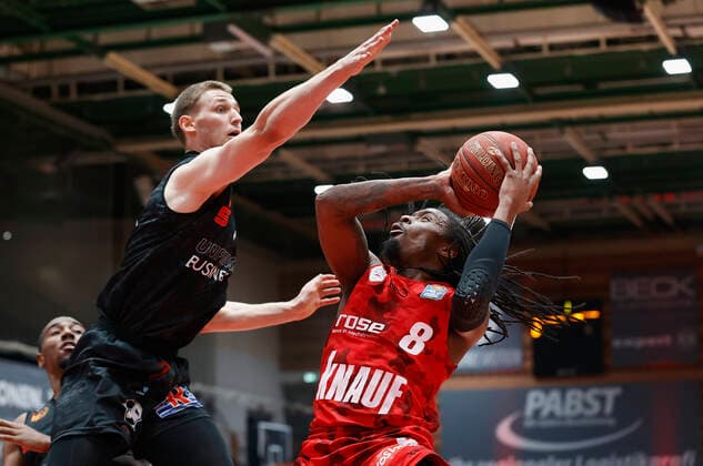 05 05 2021, Basketball, BBL 2020 2021, 33 Matchday, s Oliver Wuerzburg NINERS Chemnitz, GER, Wuerzburg, s Oliver Arena, Picture from left Jonas Richter NINERS Chemnitz and Robert Lowery s Oliver Wuerzburg Copyright: HMBxMedia xHeikoxBecker
