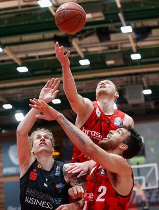05 05 2021, Basketball, BBL 2020 2021, 33 Matchday, s Oliver Wuerzburg NINERS Chemnitz, GER, Wuerzburg, s Oliver Arena, Picture from left Malte Ziegenhagen NINERS Chemnitz , Felix Hoffmann s Oliver Wuerzburg and Brekkott Chapman s Oliver Wuerzburg Copyright: HMBxMedia xHeikoxBecker
