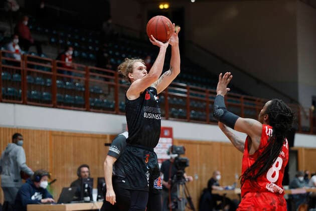 05 05 2021, Basketball, BBL 2020 2021, 33 Matchday, s Oliver Wuerzburg NINERS Chemnitz, GER, Wuerzburg, s Oliver Arena, Picture from left Malte Ziegenhagen NINERS Chemnitz and Robert Lowery s Oliver Wuerzburg Copyright: HMBxMedia xHeikoxBecker