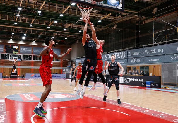 05 05 2021, Basketball, BBL 2020 2021, 33 Matchday, s Oliver Wuerzburg NINERS Chemnitz, GER, Wuerzburg, s Oliver Arena, picture from left Perry Jones III s Oliver Wuerzburg , Dominique Johnson NINERS Chemnitz , Felix Hoffmann s Oliver Wuerzburg and Luis Figge NINERS Chemnitz Copyright: HMBxMedia xHeikoxBecker