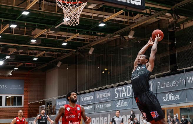 05 05 2021, Basketball, BBL 2020 2021, 33 Matchday, s Oliver Wuerzburg NINERS Chemnitz, GER, Wuerzburg, s Oliver Arena, picture from left Perry Jones III s Oliver Wuerzburg and Isiaha Mike NINERS Chemnitz Copyright: HMBxMedia xHeikoxBecker