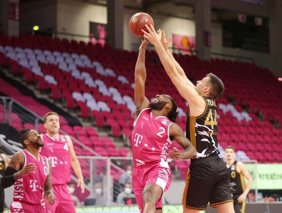 Xavier Pollard Telekom Baskets Bonn vs Benedikt Turudic Basketball Löwen Braunschweig easyCredit BBL 1 Bundesliga , Season 2020 2021 , Matchday 33