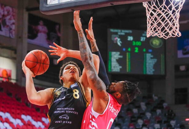 James Robinson Basketball Loewen Braunschweig 08 in the air duel against Alex Hamilton Telekom Baskets Bonn, 00 Telekom Baskets Bonn vs Basketball Loewen Braunschweig, Men, Basketball, Bundesliga, 33 Matchday, 2020 2021, 04 05 2021 Telekom Baskets Bonn vs Basketball Loewen Braunschweig, Men, Basketball, Bundesliga, 33 Matchday, 2020 2021, 04 05 2021 Bonn Copyright: xJulianxMeusel Eibner-Pressefotox EP_JML