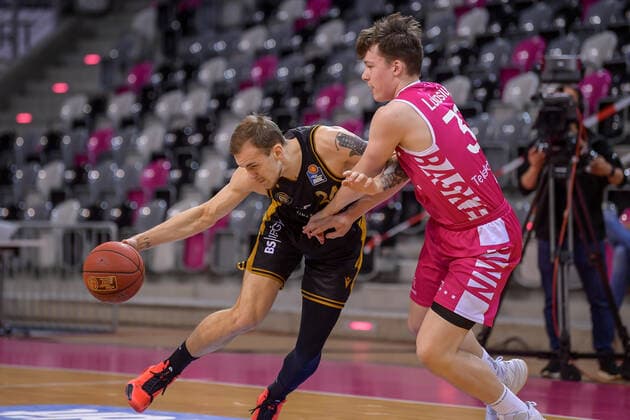 easyCredit BBL, Telekom Baskets Bonn vs Basketball Loewen Braunschweig, 05 05 2021 Arnas Velicka Basketball Loewen Braunschweig, 24 , Simonas Lukosius Telekom Baskets Bonn, 32 , easyCredit BBL, Telekom Baskets Bonn vs Basketball Loewen Braunschweig on 05 05 2021 at Telekom Dome Bonn, Bonn Nordrhein Westfalen Copyright: xBEAUTIFULxSPORTS Mueller-Laschetx