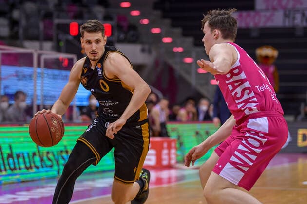 easyCredit BBL, Telekom Baskets Bonn vs Basketball Loewen Braunschweig, 05 05 2021 Lukas Wank Basketball Loewen Braunschweig, 0 , Simonas Lukosius Telekom Baskets Bonn, 32 , easyCredit BBL, Telekom Baskets Bonn vs Basketball Loewen Braunschweig on 05 05 2021 at Telekom Dome Bonn, Bonn Nordrhein Westfalen Copyright: xBEAUTIFULxSPORTS Mueller-Laschetx