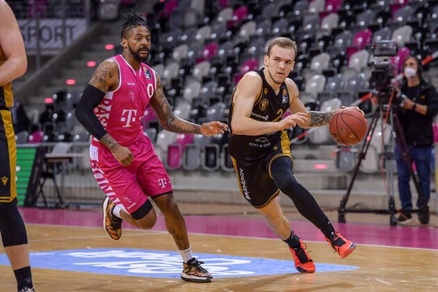 easyCredit BBL, Telekom Baskets Bonn vs Basketball Loewen Braunschweig, 05 05 2021 Arnas Velicka Basketball Loewen Braunschweig, 24 , Alex Hamilton Telekom Baskets Bonn, 0 , easyCredit BBL, Telekom Baskets Bonn vs Basketball Loewen Braunschweig on 05 05 2021 at Telekom Dome Bonn, Bonn Nordrhein Westfalen Copyright: xBEAUTIFULxSPORTS Mueller-Laschetx