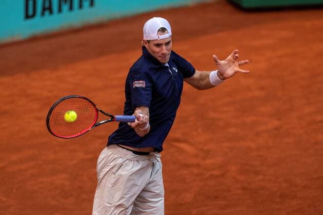 John Isner of US in action against Roberto Bautista of Spain during their Mutua Madrid Open match held in Madrid, central Spain, 05 May 2021. Mutua Madrid Open - Roberto Bautista vs John Isner !ACHTUNG: NUR REDAKTIONELLE NUTZUNG!  Copyright: xRodrigoxJimenezx GRAF286 20210505-637558477832012370