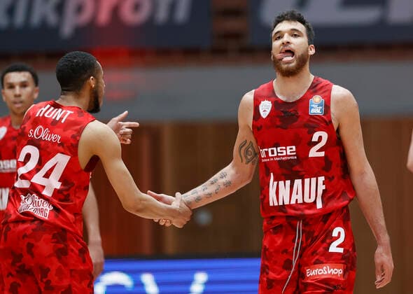 05 05 2021, Basketball, BBL 2020 2021, 33 Spieltag, s Oliver Wuerzburg NINERS Chemnitz, GER, Wuerzburg, s Oliver Arena, picture from left Cameron Hunt s Oliver Wuerzburg troestet Brekkott Chapman s Oliver Wuerzburg after the missed free throw for the equalizer Copyright: HMBxMedia xHeikoxBecker
