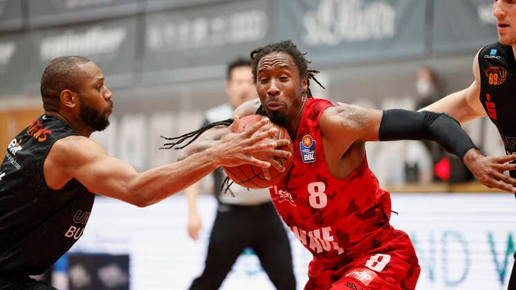 05 05 2021, Basketball, BBL 2020 2021, 33 Matchday, s Oliver Wuerzburg NINERS Chemnitz, GER, Wuerzburg, s Oliver Arena, picture from left Virgil Matthews NINERS Chemnitz and Robert Lowery s Oliver Wuerzburg Copyright: HMBxMedia xHeikoxBecker