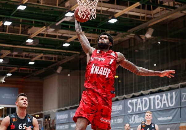05 05 2021, Basketball, BBL 2020 2021, 33 Matchday, s Oliver Wuerzburg NINERS Chemnitz, GER, Wuerzburg, s Oliver Arena, Picture from left Filip Stanic NINERS Chemnitz and Perry Jones III s Oliver Wuerzburg Copyright: HMBxMedia xHeikoxBecker