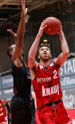 05 05 2021, Basketball, BBL 2020 2021, 33 Matchday, s Oliver Wuerzburg NINERS Chemnitz, GER, Wuerzburg, s Oliver Arena, Picture from left Isiaha Mike NINERS Chemnitz and Brekkott Chapman s Oliver Wuerzburg Copyright: HMBxMedia xHeikoxBecker
