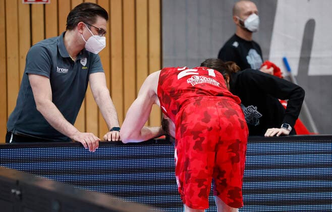 05 05 2021, Basketball, BBL 2020 2021, 33 matchday, s Oliver Wuerzburg NINERS Chemnitz, GER, Wuerzburg, s Oliver Arena, picture v li Florian Koch s Oliver Wuerzburg injured Copyright: HMBxMedia xHeikoxBecker